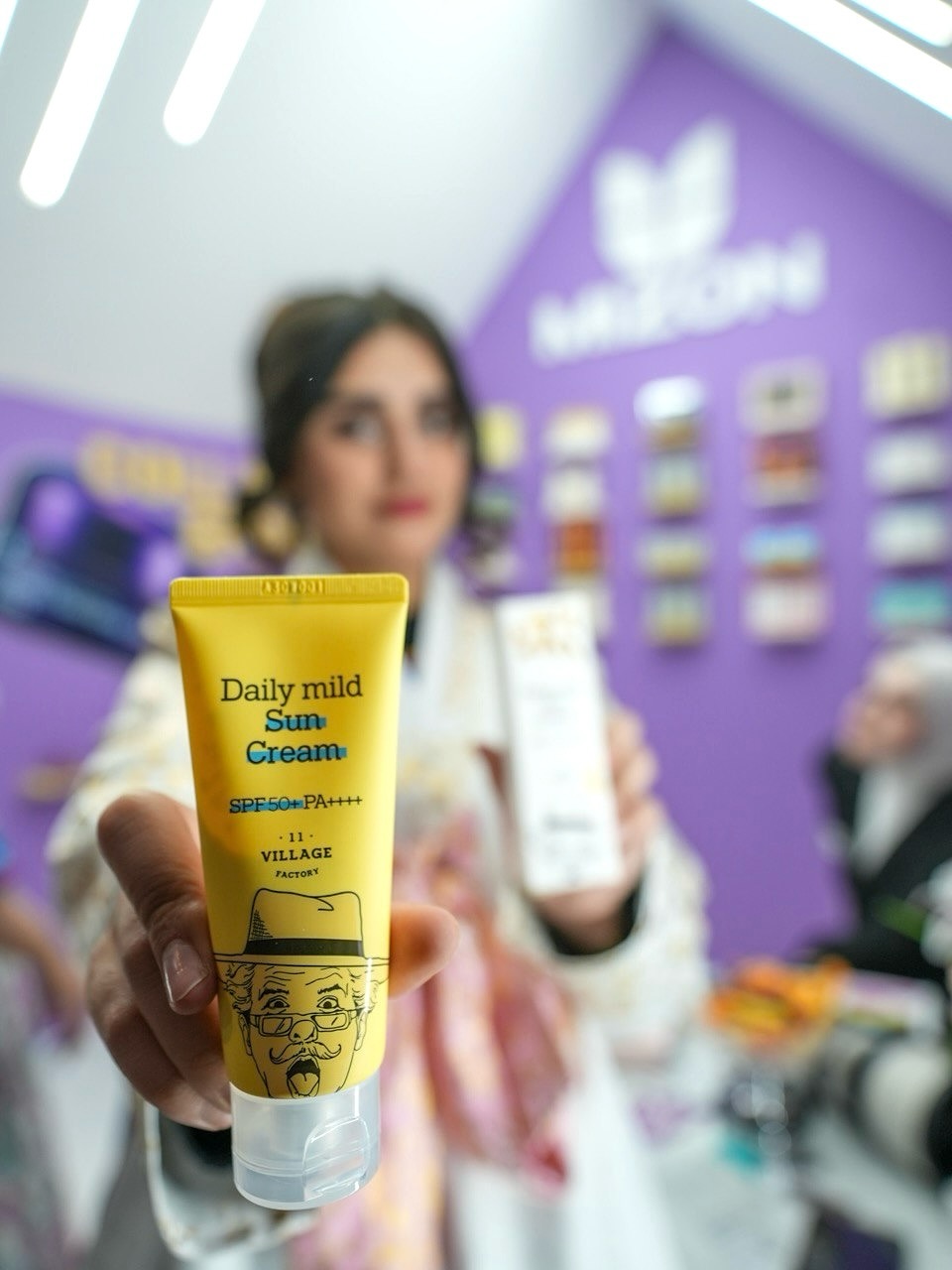 ‏☀️🌻VILLAGE 11 FACTORY Daily Mild Sun Cream

‏‎واقي شمس للوجه والجسم

‏‎يقوم واقي الوجه والجسم اليومي بحجب الأشعة فوق البنفسجية 
‏UV ويحمي بشرتك. 

▪️واق الشمس تركيبة خفيفة ومنعشة. 
‏‎▪️هذا الواق يعالج البشرة بلطف ويحمي البشرة بمساعدة عامل حماية من الشمس بقوة %50. 
‏‎وأيضا باستخدام المكونات الطبيعية مثل العشبة الطبية (كينتيللا آسياتيكا) ومستخلص زهرة الصباح . 

‏‎ ▪️سهل الإستعمال ، تغطية لكامل الجسم. 
‏‎ ▪️يوفر الحماية من الشمس ليس فقط للوجه ولكن أيضًا للذراعين والساقين. 

‏‎ ▪️كريم خفيف الوزن يمتص بسرعة في الجلد. 
‏‎▪️يستخدم لجميع أنواع البشرة وخاصة الجافة . 
‏‎▪️يوفر الرطوبة للجلد. 

‏‎ المكونات الطبيعية:
‏‎مستخلص زهرة الصباح  وعشبة كينتيللا آسياتيكا لعلاج البشرة المضطربة أو المتهيجة ، وتهدئة المناطق الحساسة. 
‏‎خلاصة بذور الشيا  تساعد هذه المجموعة في تحقيق المرونة وتهدئة البشرة.
مناسب للبشره الجافه 
.
الحجم 50ml
السعر 17,000

توصيل 🚚  بغداد 5000
محافظات 8,000

‎للطلب والاستفسار:
‎ فرع الكراده داخل / شارع العطار/مقابيل الكوخ داخل مجمع نسوان 07700005463
‎فرع المنصور مول بابيت الجديد الطابق الارضي مقابل عمارة الجادرجي 07700005483