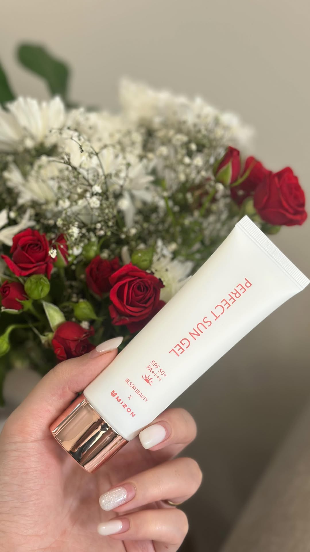 MIZON PERFECT SUN GEL SPF 50+ PA++++💓

💯👇🏻
عامل حماية من أشعة الشمس SPF 50+ PA++++ حماية من أشعة الشمس فوق البنفسجية UVA UVB

تأثيرات تفتيح البشرة وعلاج التجاعيد

واقي شمسي كيميائي بدون طبقة بيضاء

قوام جل مرطب يحتوي على 70% من المكونات المرطبة
✨
، مما يزيل الحاجة إلى العناية بالبشرة ويوفر تطبيقًا مرطبًا ونهاية منعشة
ومن فوائد المنتج على البشره👇🏻💫
•  الحمايه من أضرار أشعة الشمس وفرط التصبغ

• علاج الجفاف

•  علاج بهتان وتفاوت في اللون

• علاج الخطوط الدقيقة والتجاعيد
ضعي كمية مناسبة كخطوة أخيرة في العناية ببشرتك لحمايتها باستخدام عامل حماية من أشعة الشمس SPF 50+.
السعر23.000